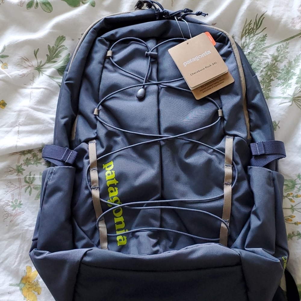 Patagonia Chacabuco pack 30L (navy and neon yellow